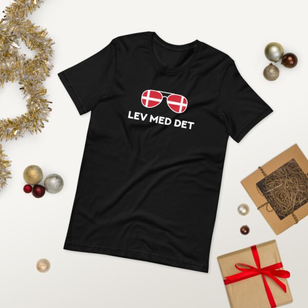 Lev Med Det T-shirt - Image 4