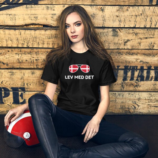 Lev Med Det T-shirt - Image 6